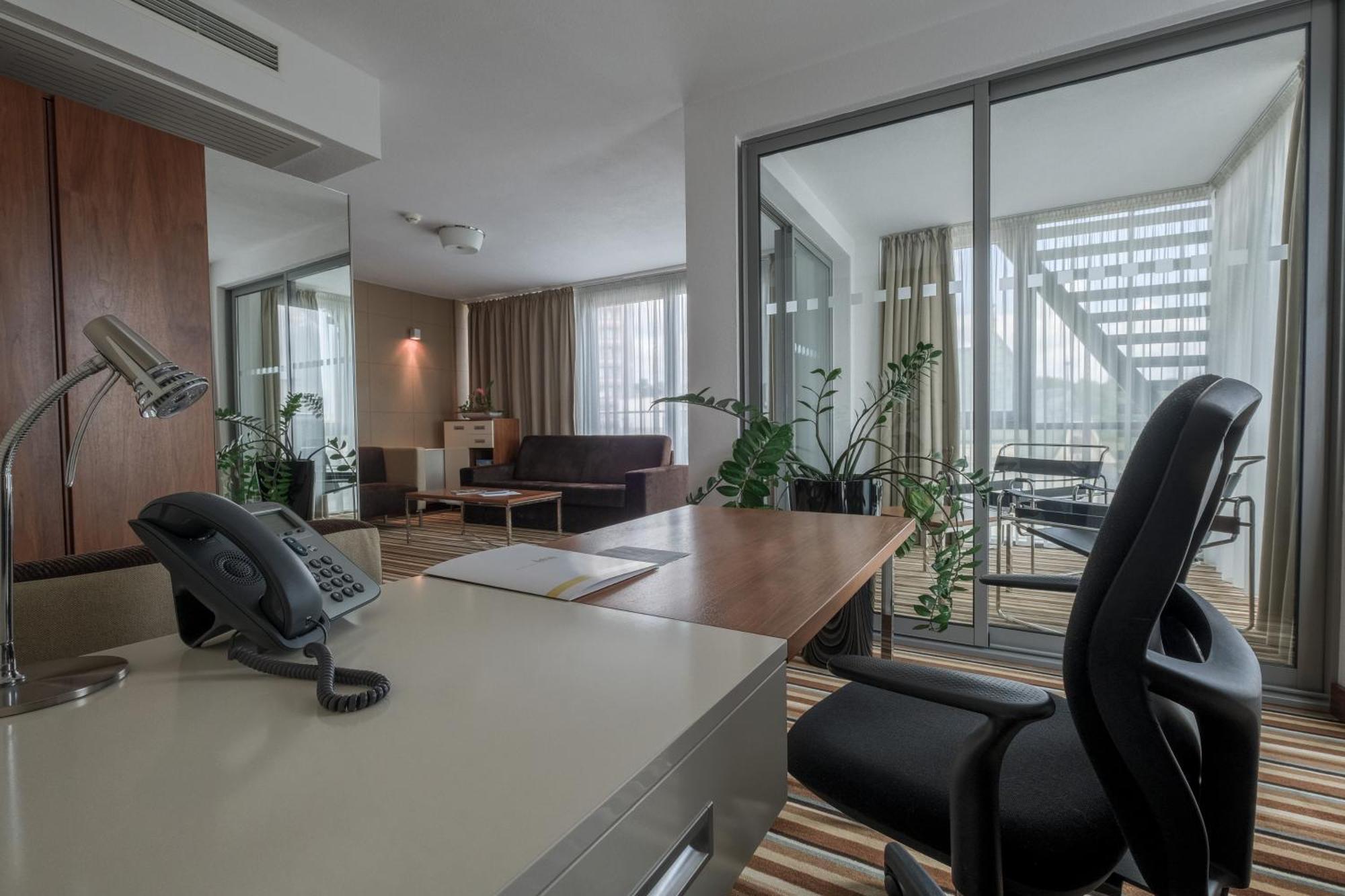 Business Hotel Astrum Laus 레비체 외부 사진