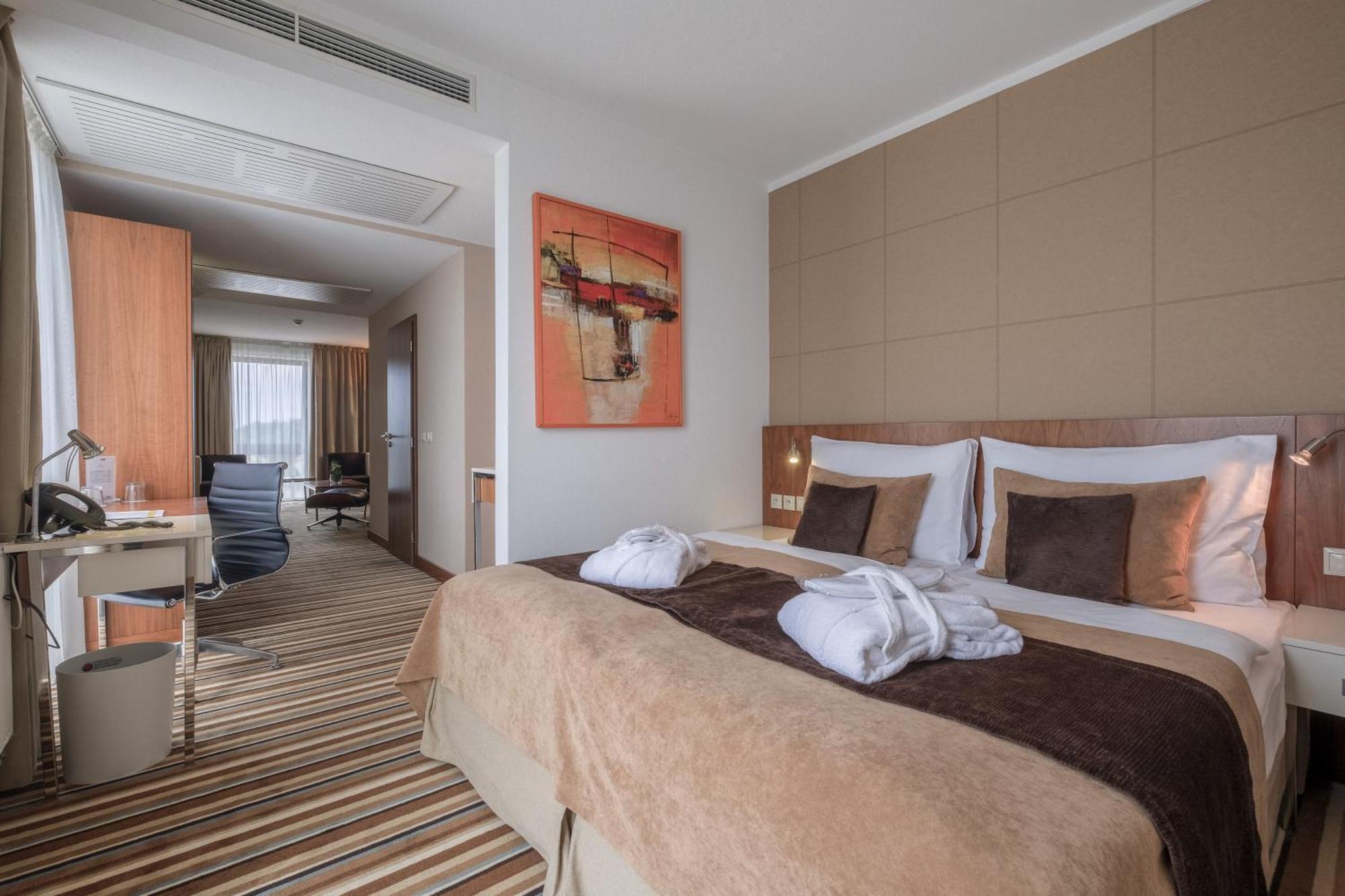 Business Hotel Astrum Laus 레비체 외부 사진