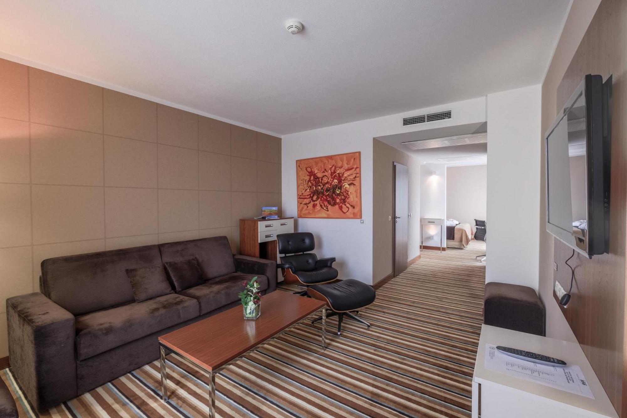 Business Hotel Astrum Laus 레비체 외부 사진