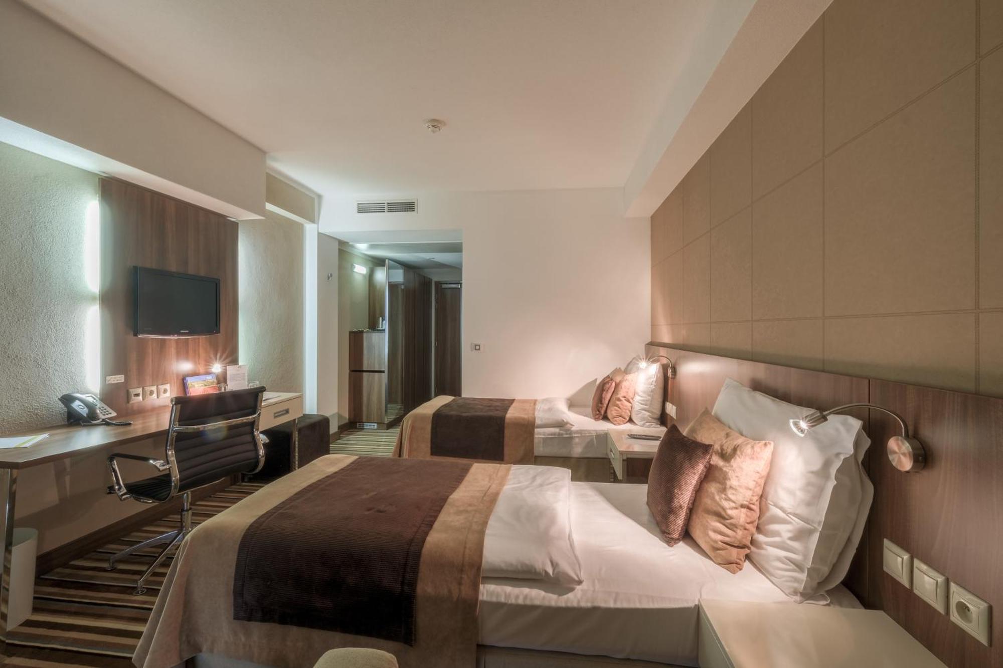 Business Hotel Astrum Laus 레비체 외부 사진