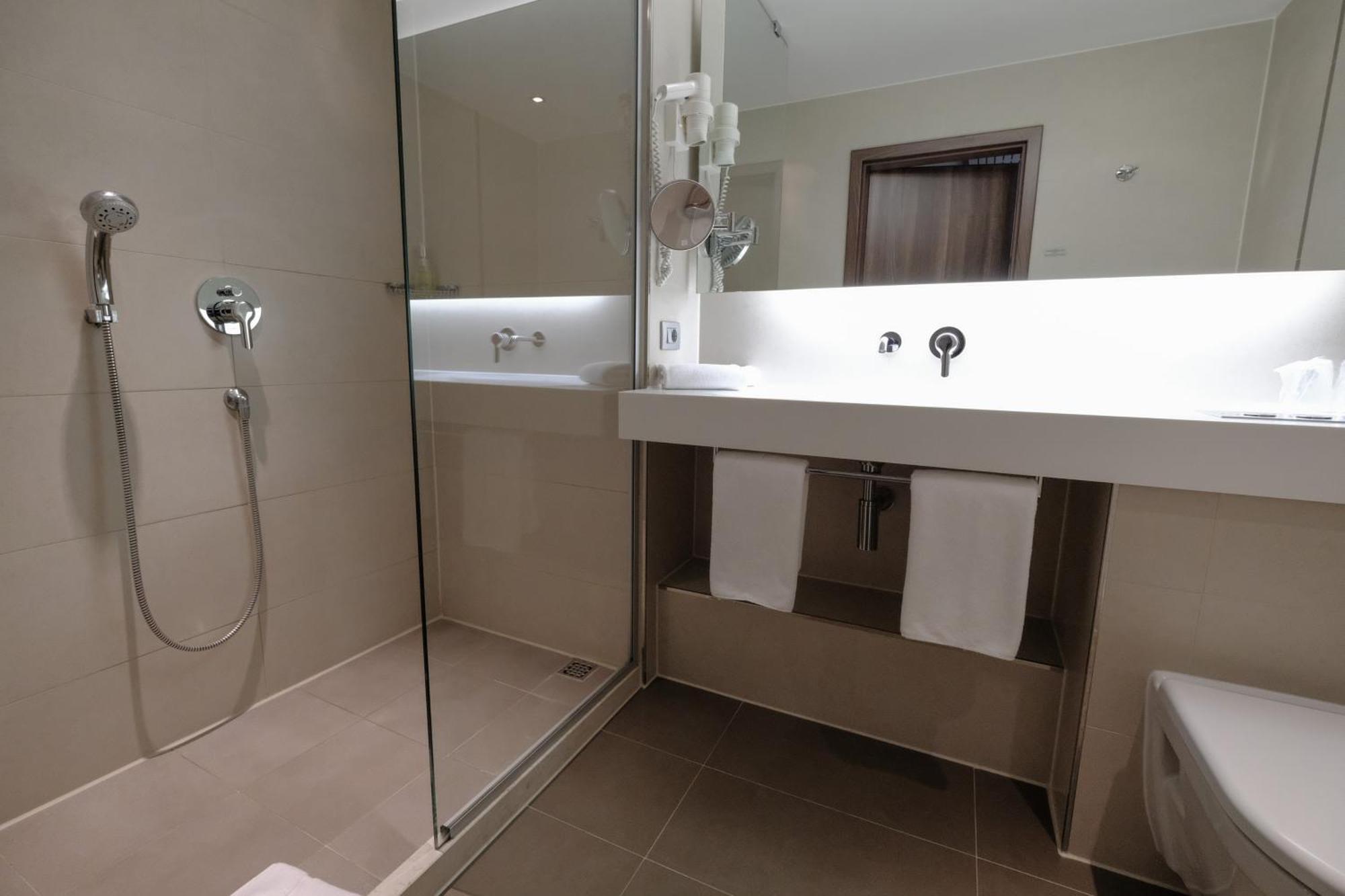 Business Hotel Astrum Laus 레비체 외부 사진