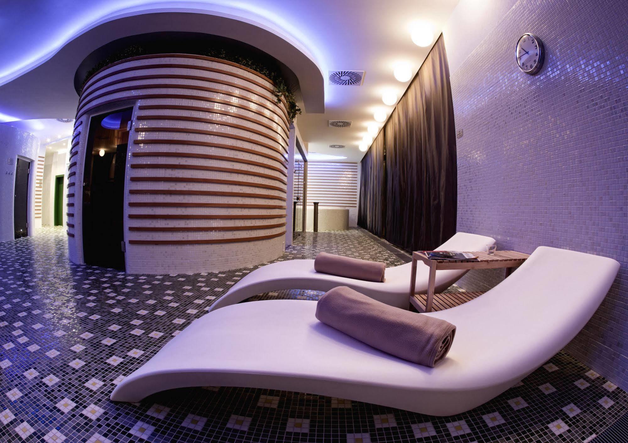 Business Hotel Astrum Laus 레비체 외부 사진