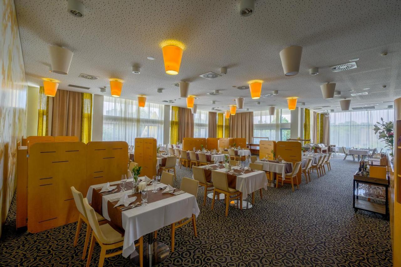 Business Hotel Astrum Laus 레비체 외부 사진