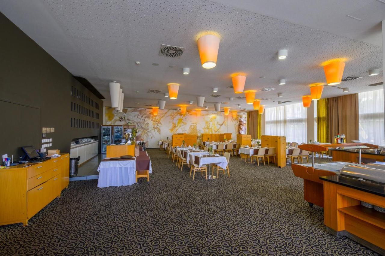 Business Hotel Astrum Laus 레비체 외부 사진