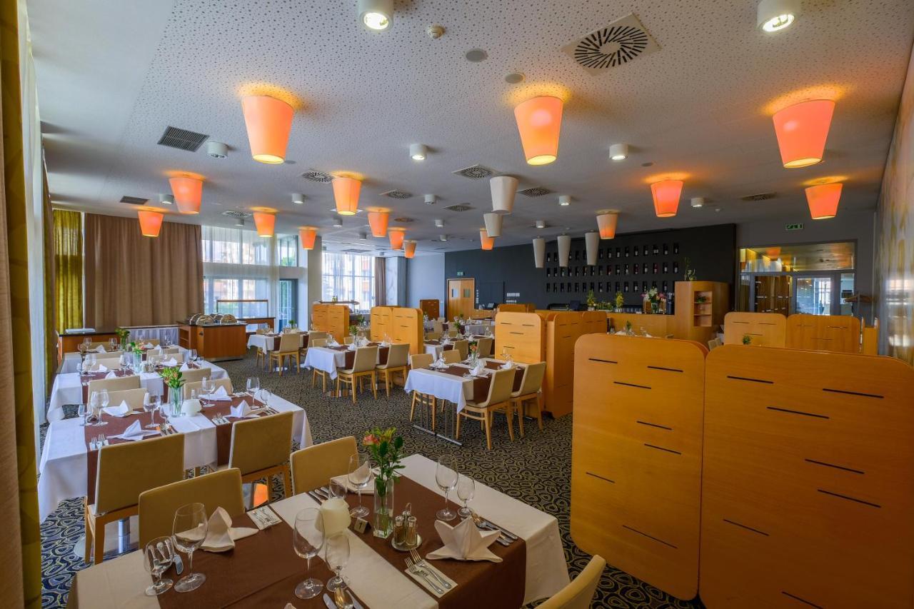 Business Hotel Astrum Laus 레비체 외부 사진